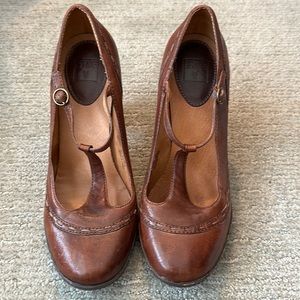 Leather T-strap Shoes
